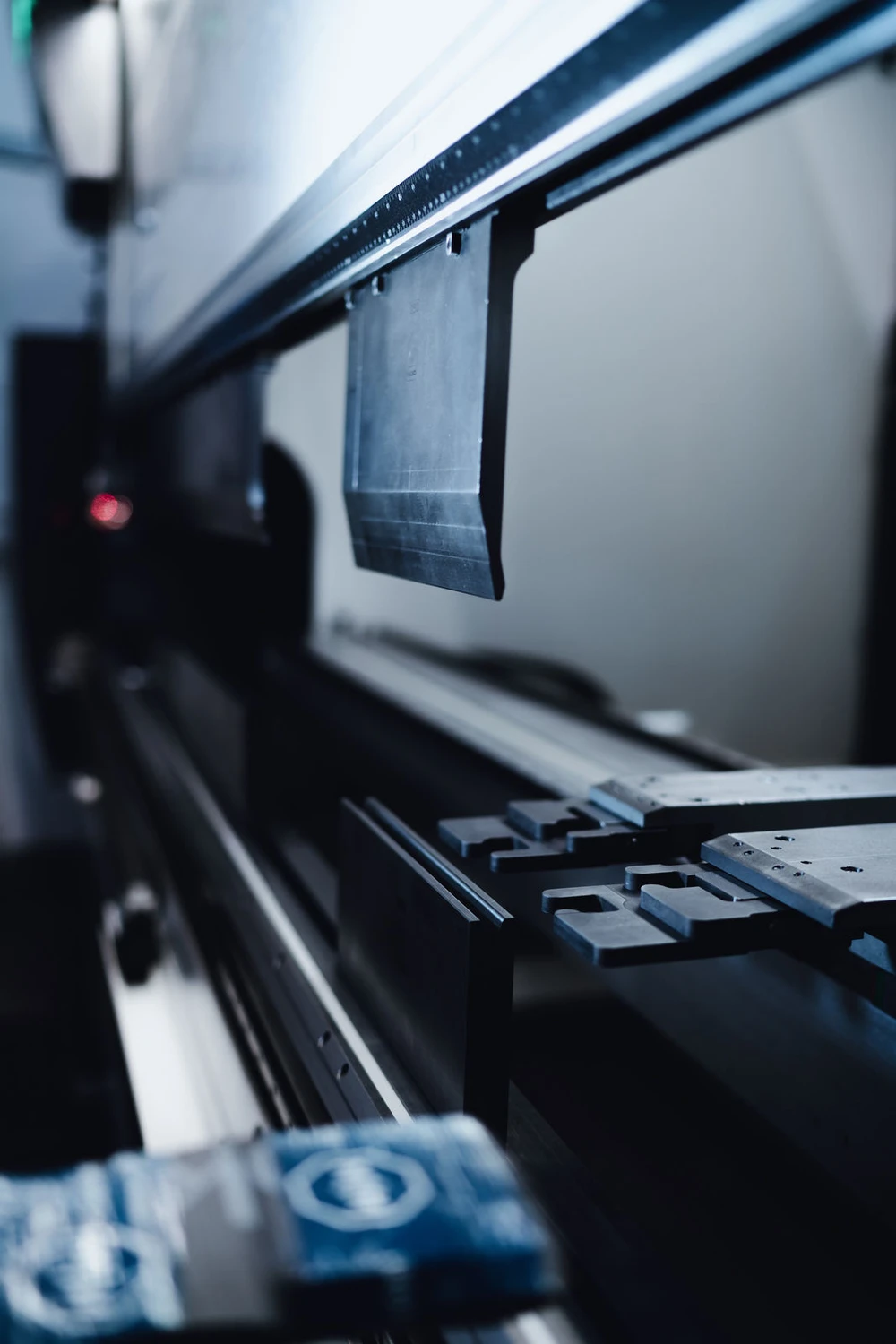 Phoenix Industry Solutions - Blechbearbeitung & Laserschweißen - Lissmac Schleifmaschine