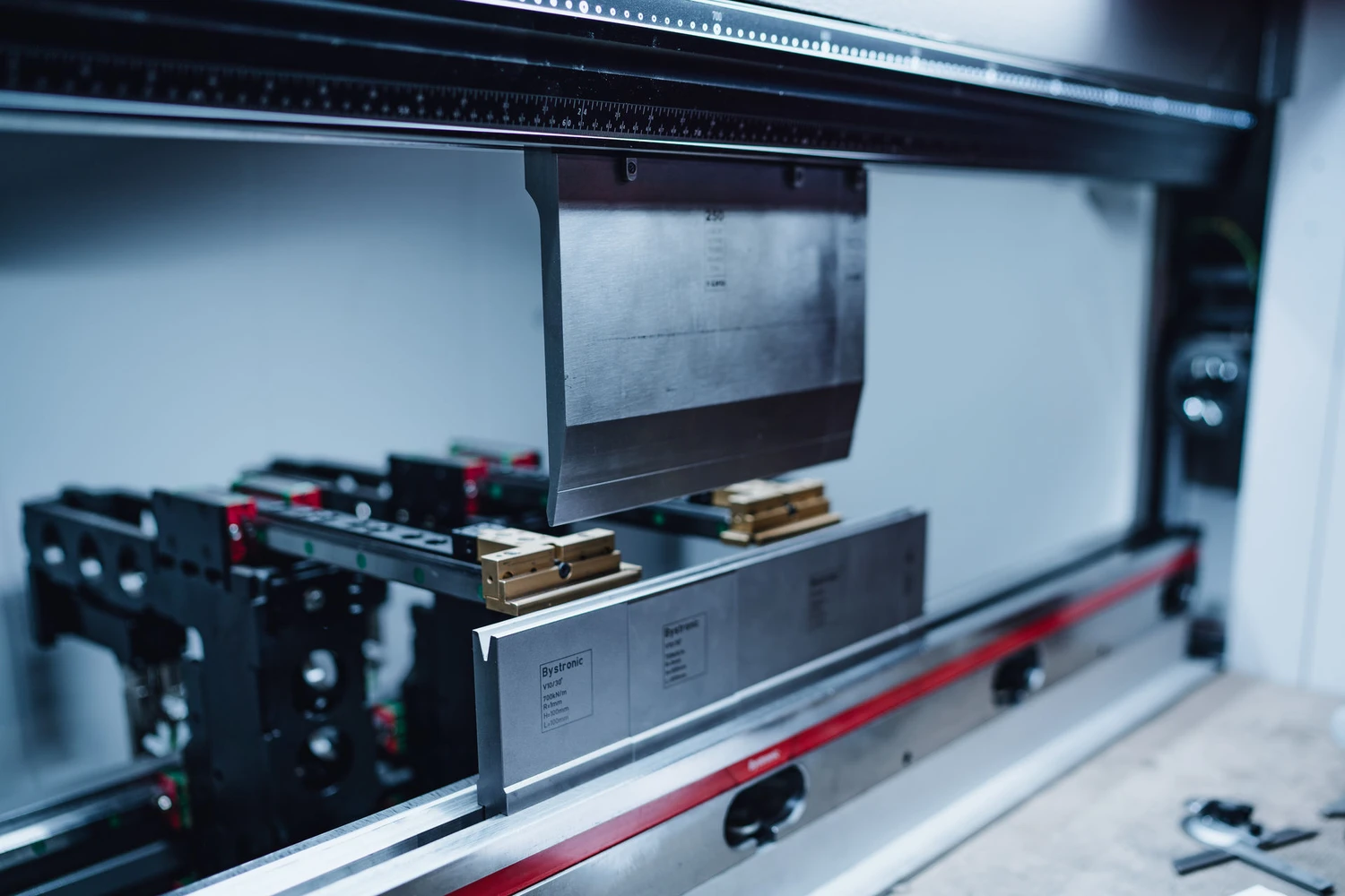 Phoenix Industry Solutions - Blechbearbeitung & Laserschweißen - Metall