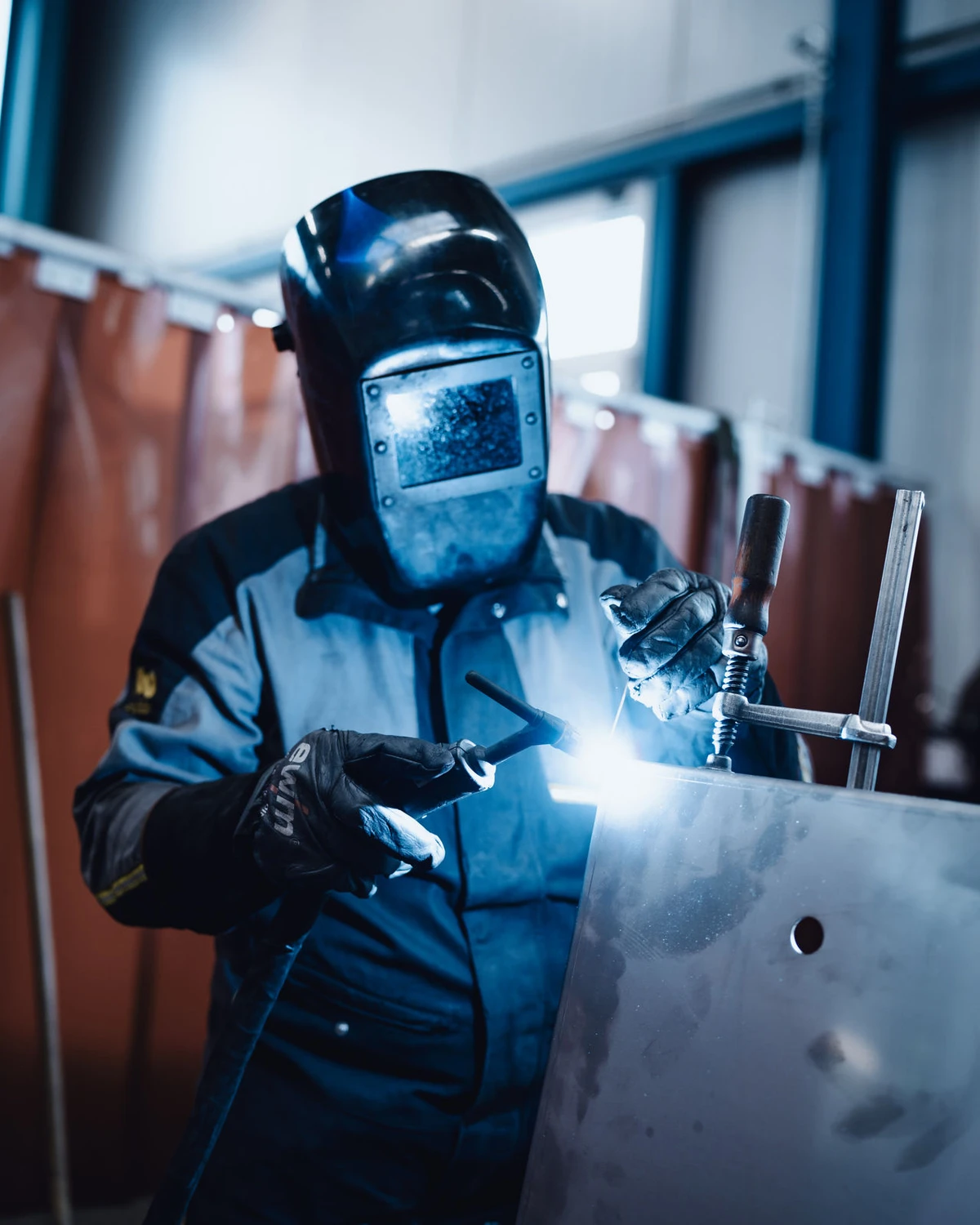 Phoenix Industy Solutions - Blechbearbeitung & Laserschweißen - Mann schweißt