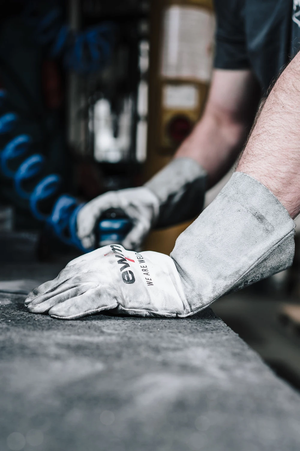 Phoenix Industry Solutions - Blechbearbeitung & Laserschweißen - behandschuhte Hände