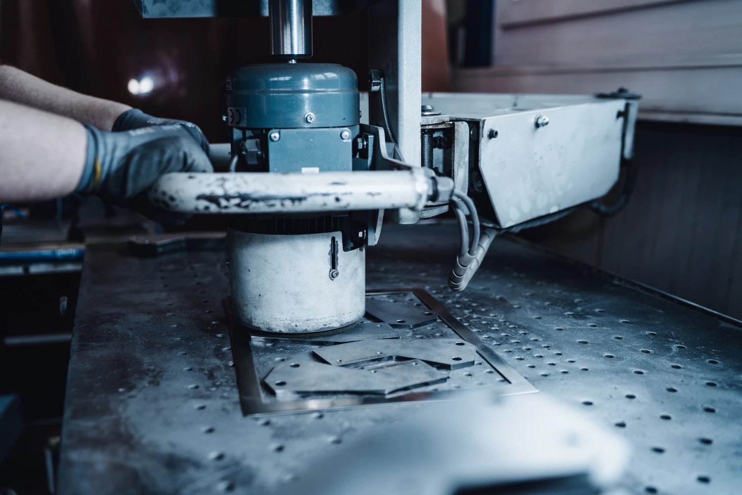 Phoenix Industry Solutions - Blechbearbeitung & Laserschweißen - Männer arbeiten an einer Blechbearbeitungsmaschine