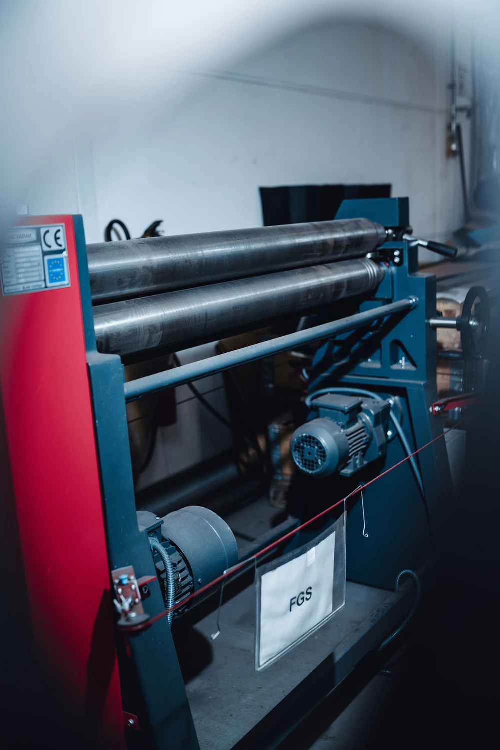 Phoenix Industry Solutions - Blechbearbeitung & Laserschweißen - Dreiwalzen – Blechbiegemaschine