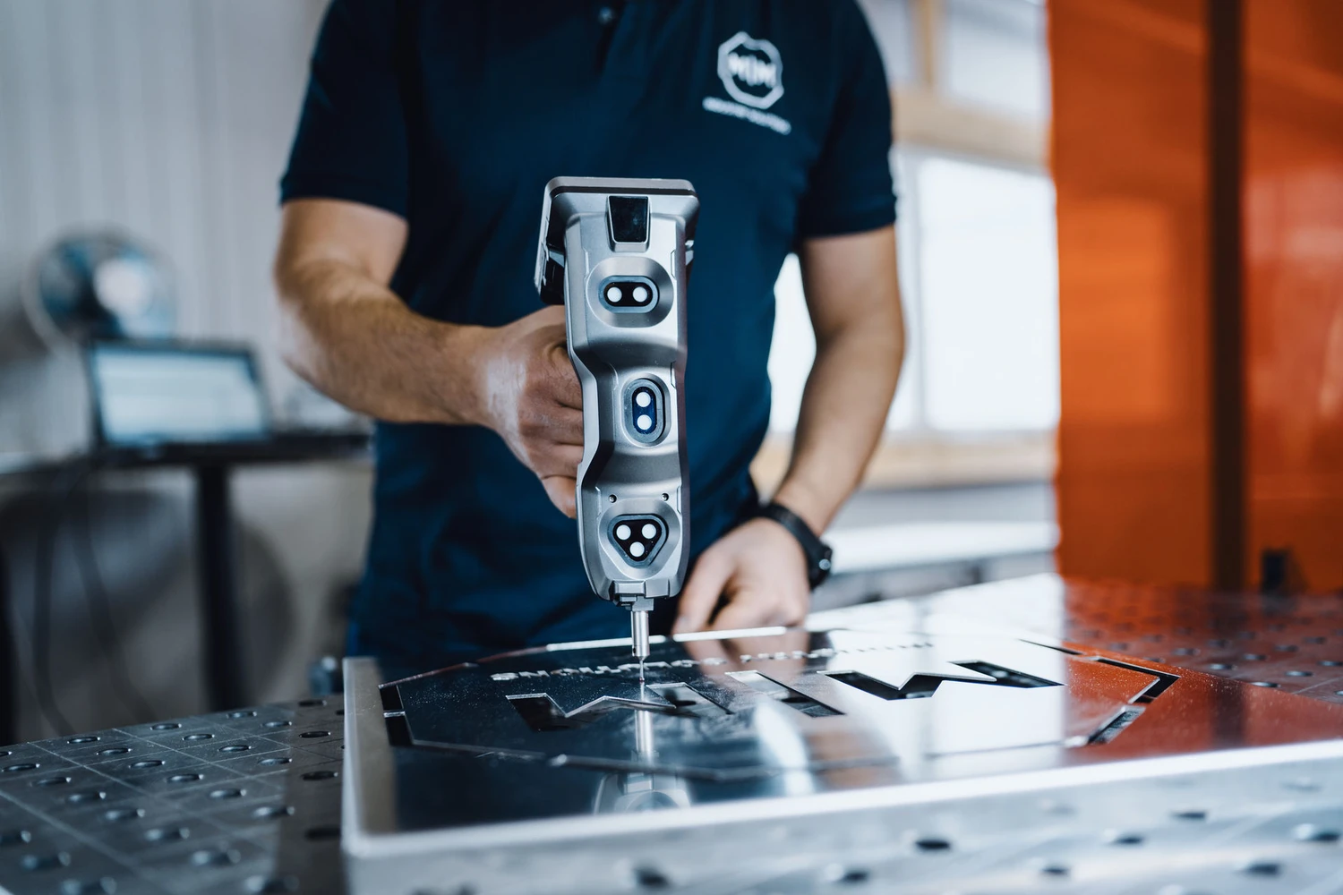 Phoenix Industry Solutions - Blechbearbeitung & Laserschweißen - Metallschneiden mit Maschine