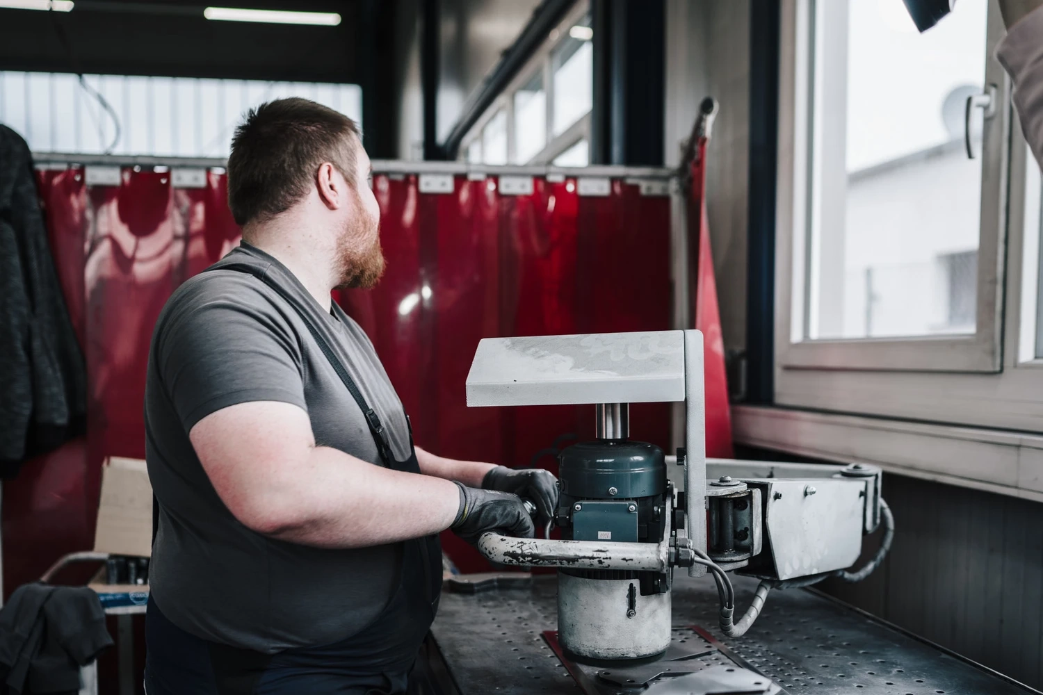 Phoenix Industry Solutions - Blechbearbeitung & Laserschweißen - Mann arbeitet mit Metallmaschine