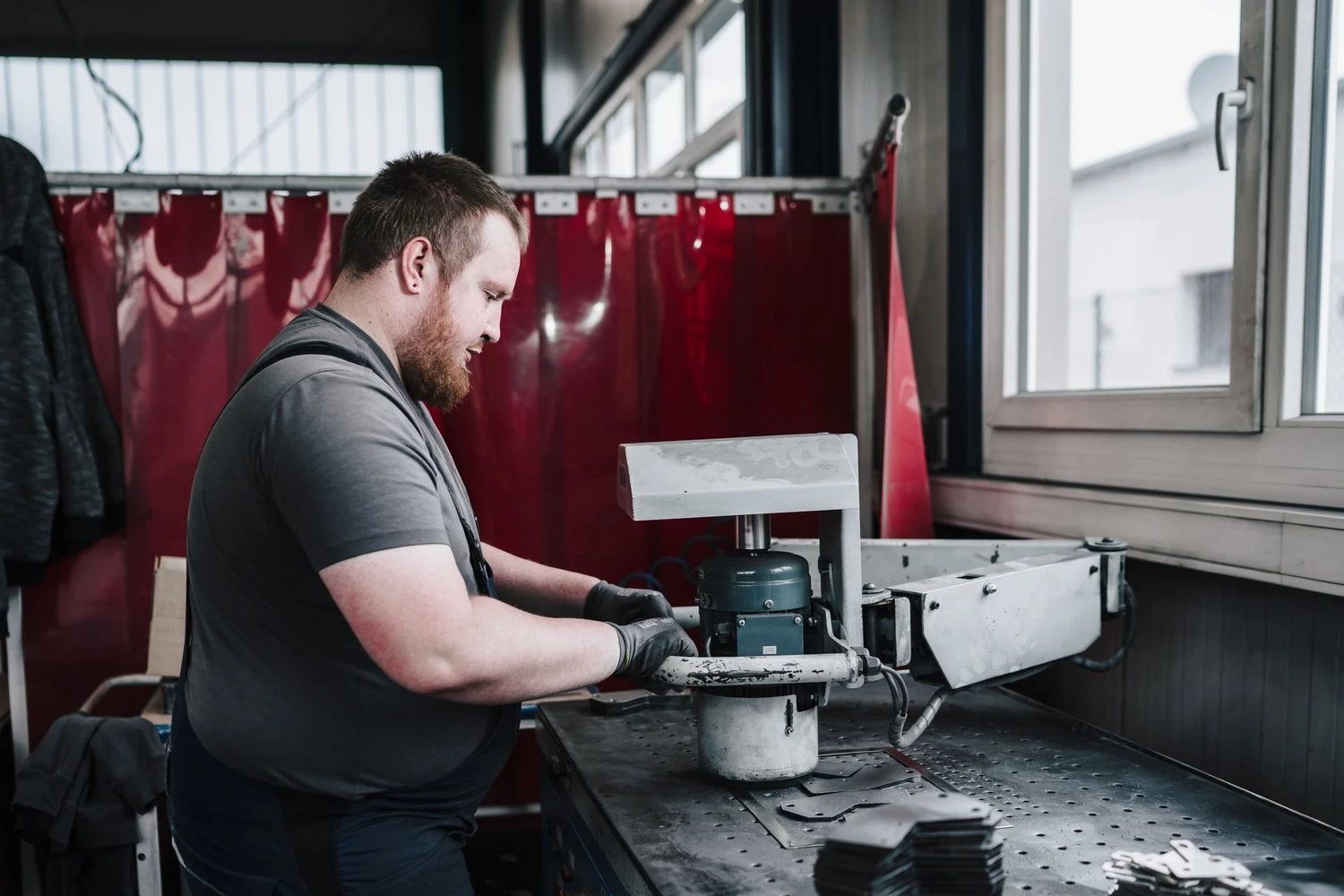 Phoenix Industry Solutions - Blechbearbeitung & Laserschweißen - Mann, der in der Metallindustrie arbeitet