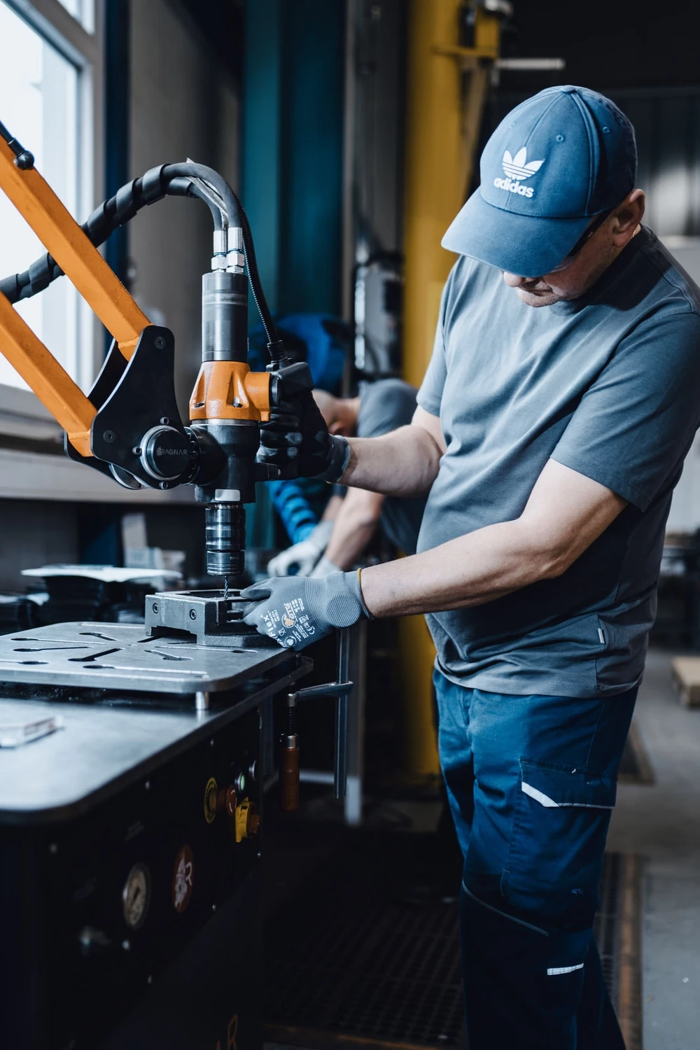 Phoenix Industy Solutions - Blechbearbeitung & Laserschweißen - Mann benutzt Industriemaschine