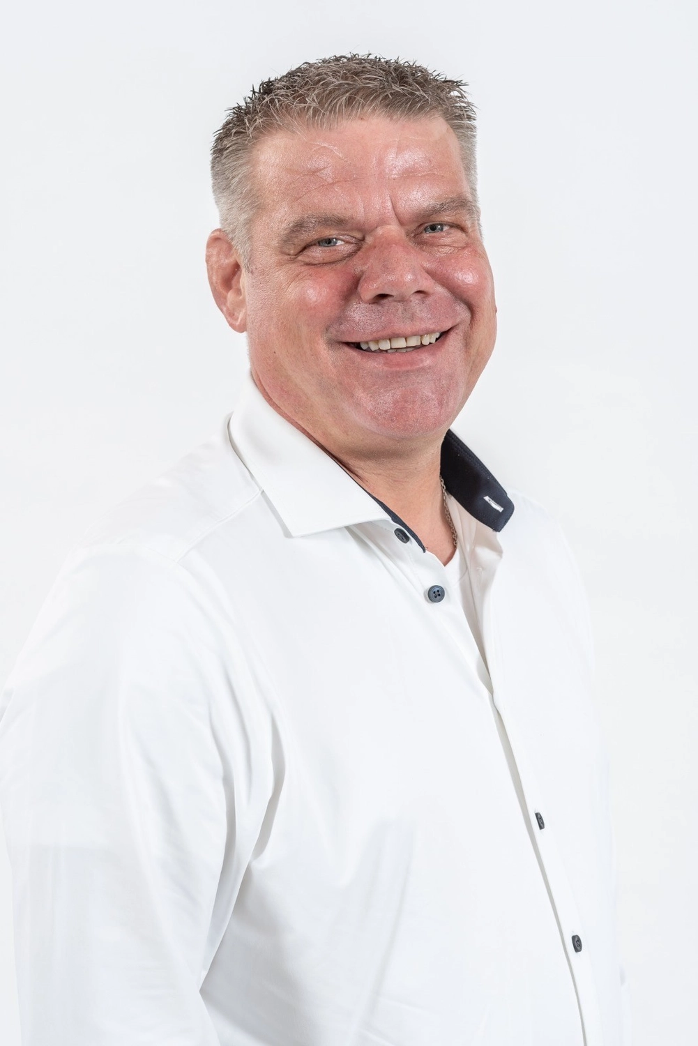 Phoenix Industy Solutions - Blechbearbeitung & Laserschweißen - Mann in Suite